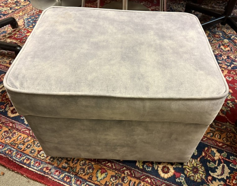 Sittpuff, m. praktisk förvaring