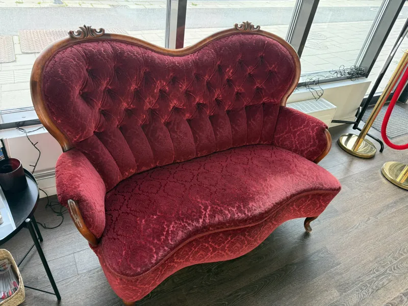 Soffa, rokoko-stil, röd sammet, trä