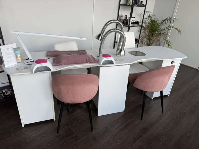 Parti, Nagelbord, dubbla stationer, utsug 2 UV lampor, 2 utsug, 4 stolar, belysning