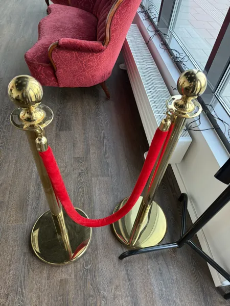 2 st Avspärrstolpar, par, röd sammet, mässingsfärgade