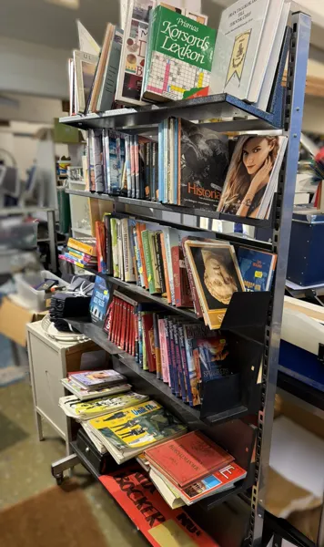 Parti, Alla böcker, spel, tidskrifter, inklusive 2 st hyllor