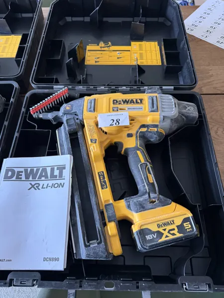 Spikpistol, Dewalt DCN890 m. laddare, väska