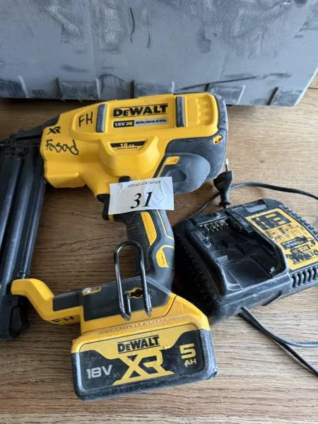 Spikpistol, Dewalt 18GA Brad Nailer, laddare