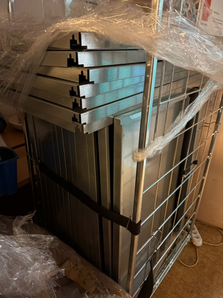 Parti, Lagerhylla, 26 hyllplan, 5 stolpar, fästbrickor