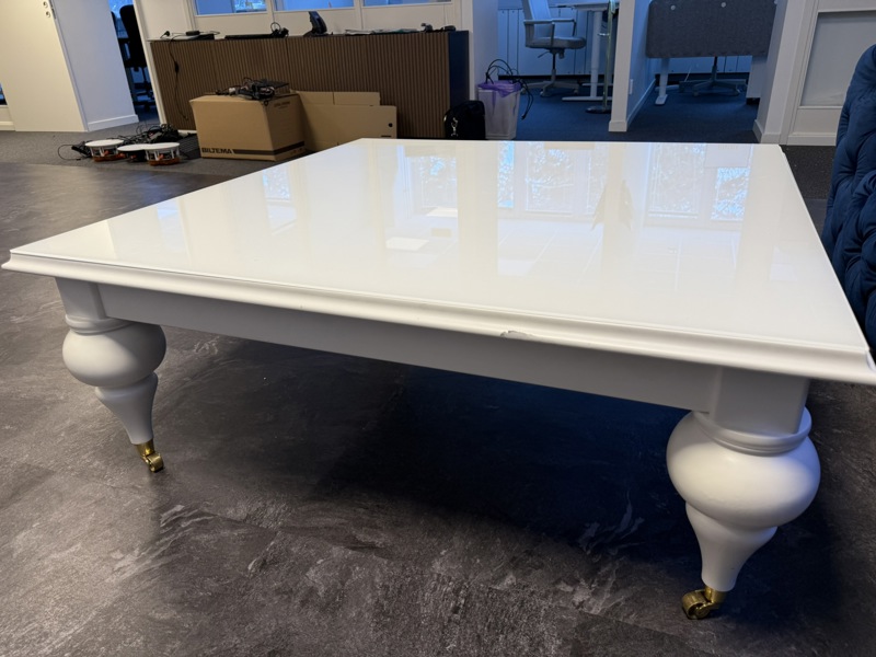 Soffbord, vitt m. svarvade ben, hjul