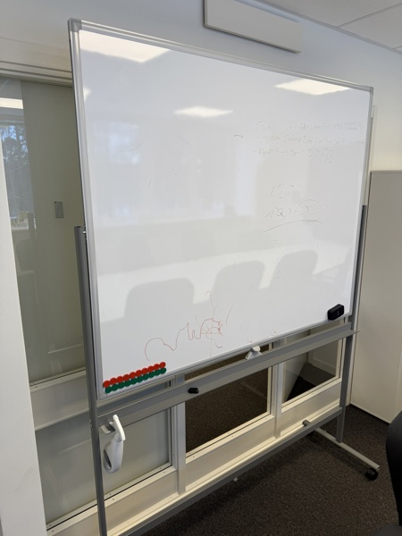 Whiteboard på stativ, hjul, vändbar skiva