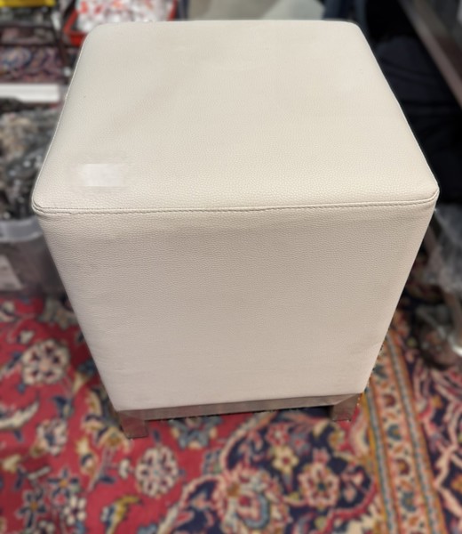 Sittpuff, lyxigt vit skinn