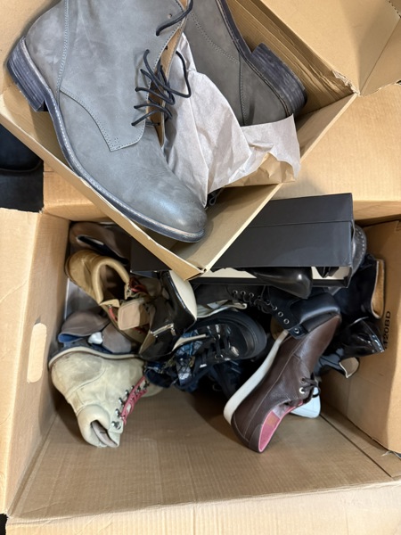 Parti, Skor OBS! Inga jämna par OBS! och enstaka. För konstnär (installation??) eller enbenta. 