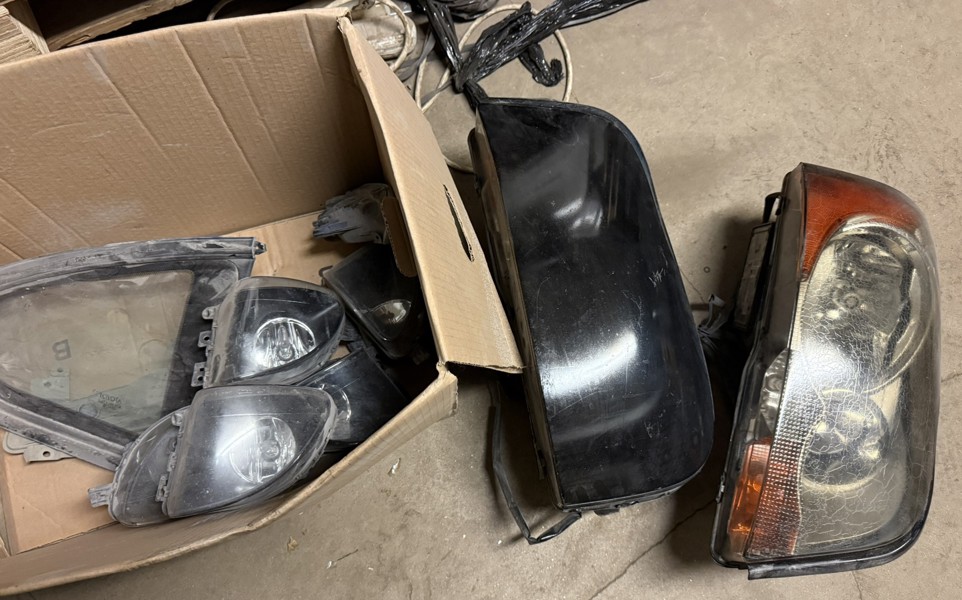 Parti, 1 kartong Bildelar, ljushus Volvo